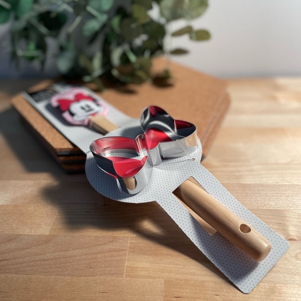 NIP Disney Minnie Mouse Silicone Spatula and Cookie Cutter 2-piece Set